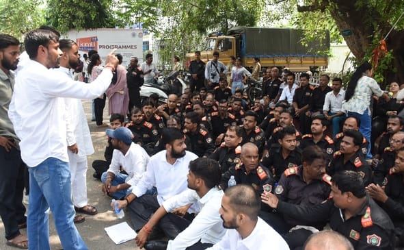 लखनऊ विश्वविद्यालय में प्रदर्शन कर रहे सुरक्षा कर्मियों और एनएसयूआई के लोगों से मिलने पहुंचे प् लखनऊ विश्वविद्यालय में प्रदर्शन कर रहे सुरक्षा कर्मियों और एनएसयूआई के लोगों से मिलने पहुंचे प्