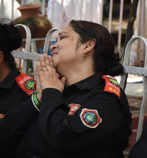 लखनऊ विश्वविद्यालय में प्रदर्शन कर रहे सुरक्षा कर्मियों और एनएसयूआई के लोगों से मिलने पहुंचे प् लखनऊ विश्वविद्यालय में प्रदर्शन कर रहे सुरक्षा कर्मियों और एनएसयूआई के लोगों से मिलने पहुंचे प्