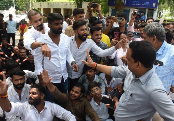लखनऊ विश्वविद्यालय में प्रदर्शन कर रहे सुरक्षा कर्मियों और एनएसयूआई के लोगों से मिलने पहुंचे प् लखनऊ विश्वविद्यालय में प्रदर्शन कर रहे सुरक्षा कर्मियों और एनएसयूआई के लोगों से मिलने पहुंचे प्