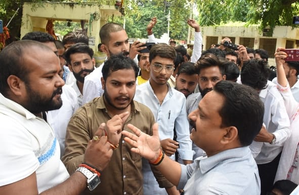 लखनऊ विश्वविद्यालय में प्रदर्शन कर रहे सुरक्षा कर्मियों और एनएसयूआई के लोगों से मिलने पहुंचे प् लखनऊ विश्वविद्यालय में प्रदर्शन कर रहे सुरक्षा कर्मियों और एनएसयूआई के लोगों से मिलने पहुंचे प्