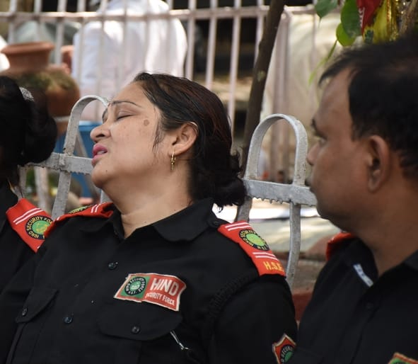 लखनऊ विश्वविद्यालय में प्रदर्शन कर रहे सुरक्षा कर्मियों और एनएसयूआई के लोगों से मिलने पहुंचे प् लखनऊ विश्वविद्यालय में प्रदर्शन कर रहे सुरक्षा कर्मियों और एनएसयूआई के लोगों से मिलने पहुंचे प्