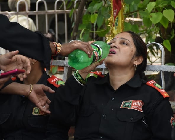 लखनऊ विश्वविद्यालय में प्रदर्शन कर रहे सुरक्षा कर्मियों और एनएसयूआई के लोगों से मिलने पहुंचे प् लखनऊ विश्वविद्यालय में प्रदर्शन कर रहे सुरक्षा कर्मियों और एनएसयूआई के लोगों से मिलने पहुंचे प्
