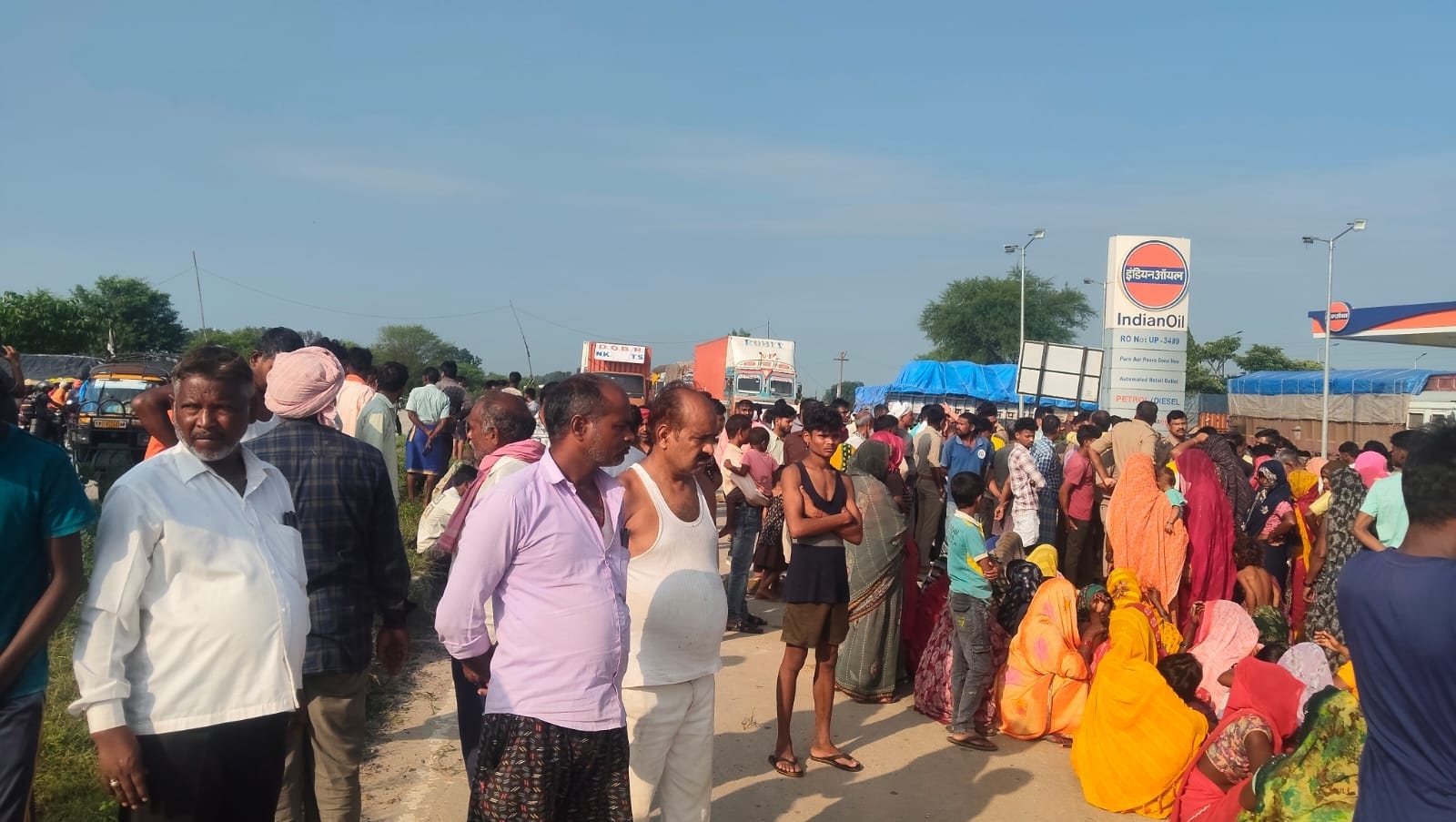 लालगंज बामी के पास हादसे में मौत होने पर लगा जाम खड़े वाहन। स्रोत- सोशल मीडिया