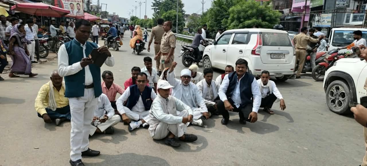 मौर्यनगर चौराहे पर सड़क पर धरना देते अपनी जनता पार्टी के प्रदेश अध्यक्ष सुभाष चंद्र लहरी व अन्य मौर्यनगर चौराहे पर सड़क पर धरना देते अपनी जनता पार्टी के प्रदेश अध्यक्ष सुभाष चंद्र लहरी व अन्य