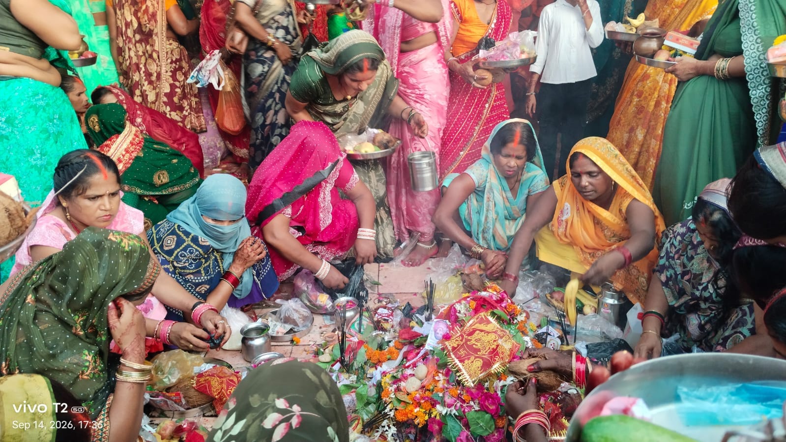 मंसूराबाद में हरतालिका तीज पर शिवालय में पूजा अर्चना करती व्रती महिलाएं। मंसूराबाद में हरतालिका तीज पर शिवालय में पूजा अर्चना करती व्रती महिलाएं।