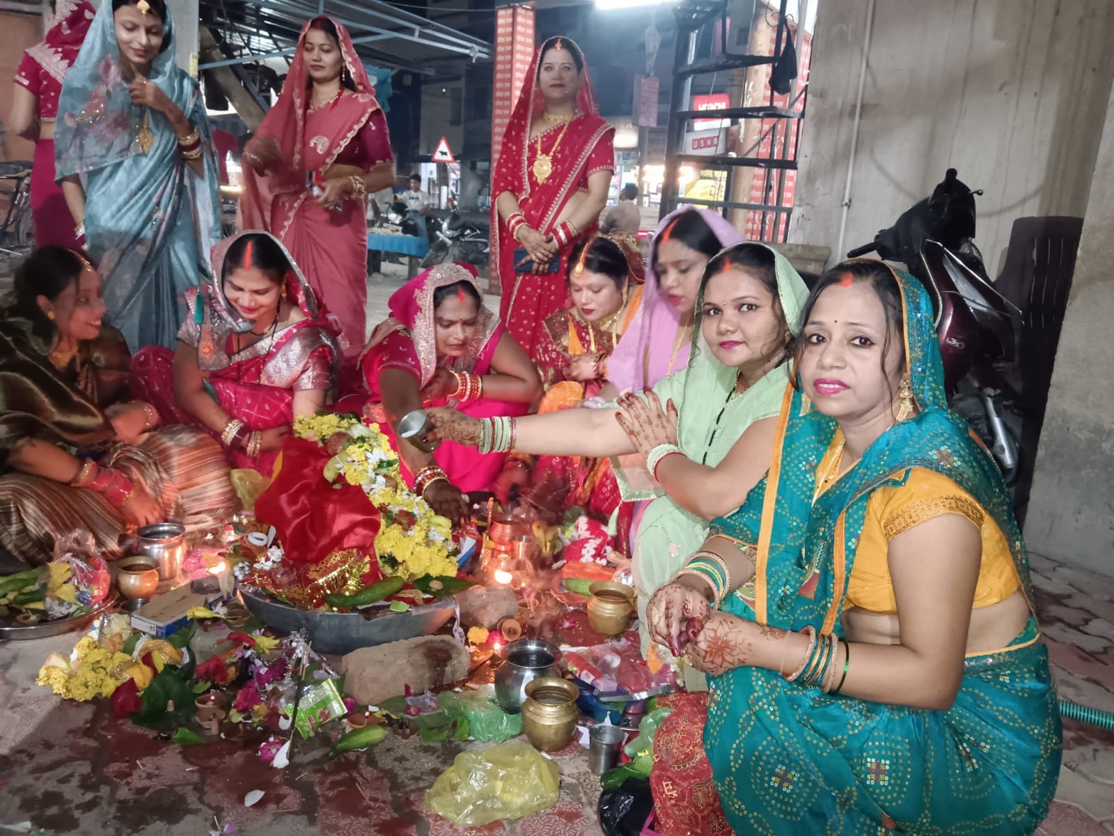 मंसूराबाद में हरतालिका तीज पर शिवालय में पूजा अर्चना करती व्रती महिलाएं। मंसूराबाद में हरतालिका तीज पर शिवालय में पूजा अर्चना करती व्रती महिलाएं।