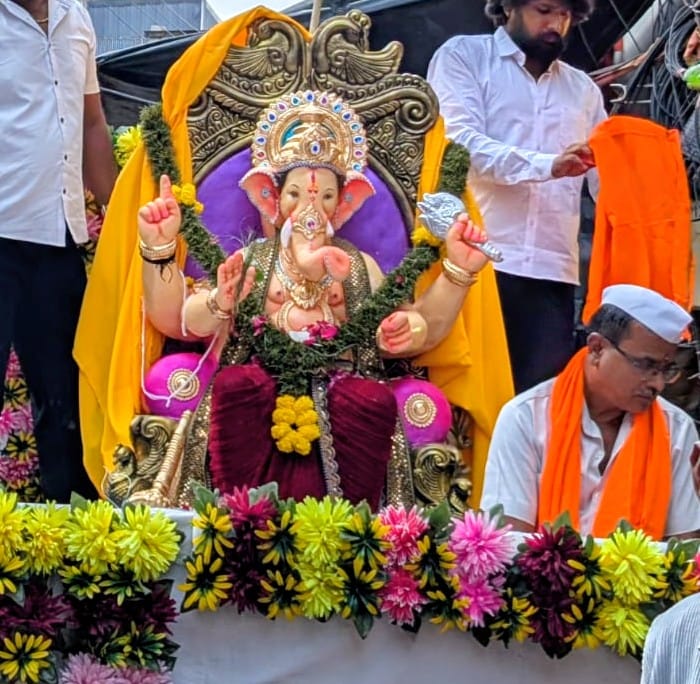 मंदिर में दूर्वा अर्पण करते हरीश बंसल व अन्य। स्रोत : सभा मंदिर में दूर्वा अर्पण करते हरीश बंसल व अन्य। स्रोत : सभा