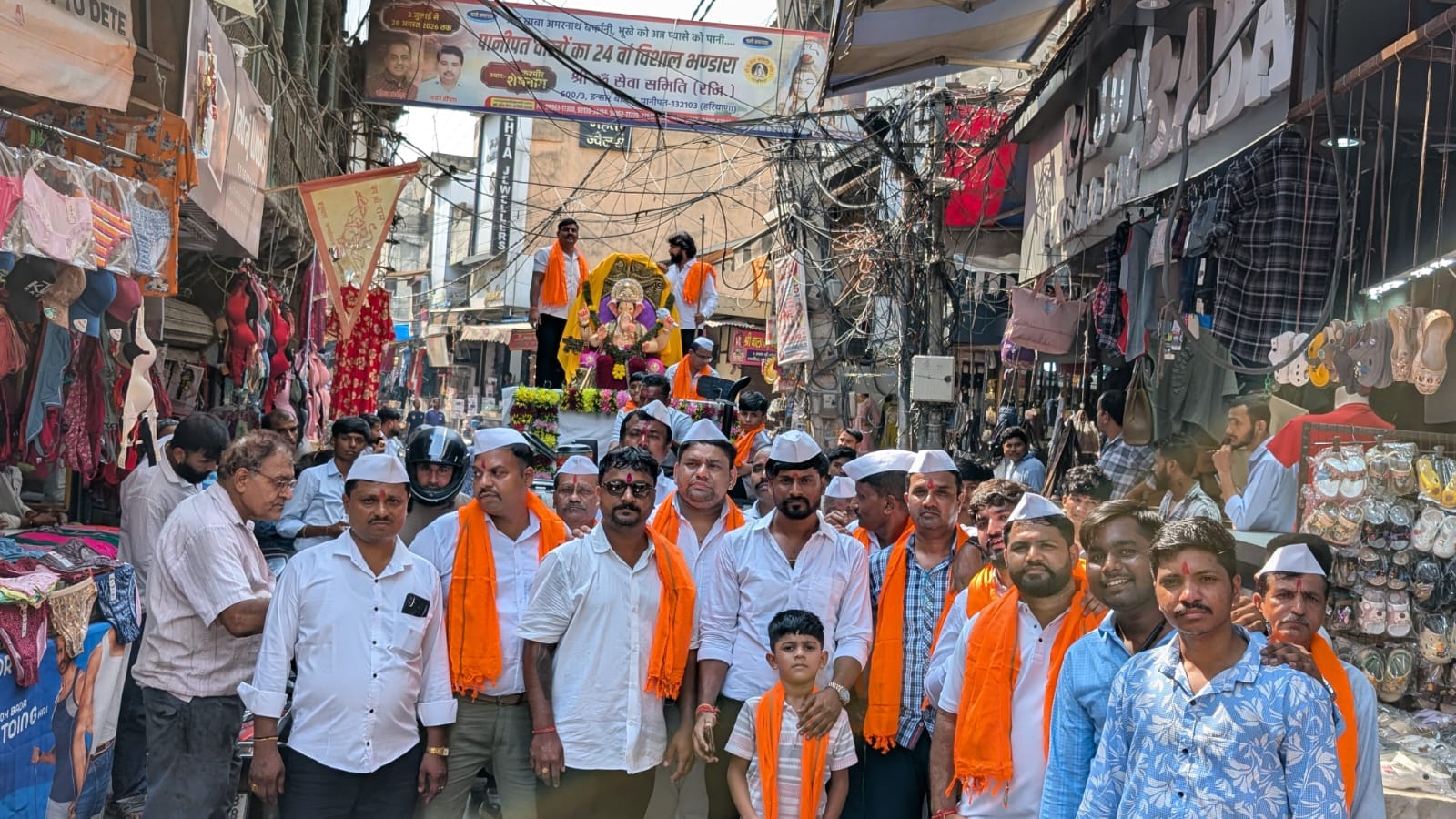 मंदिर में दूर्वा अर्पण करते हरीश बंसल व अन्य। स्रोत : सभा मंदिर में दूर्वा अर्पण करते हरीश बंसल व अन्य। स्रोत : सभा