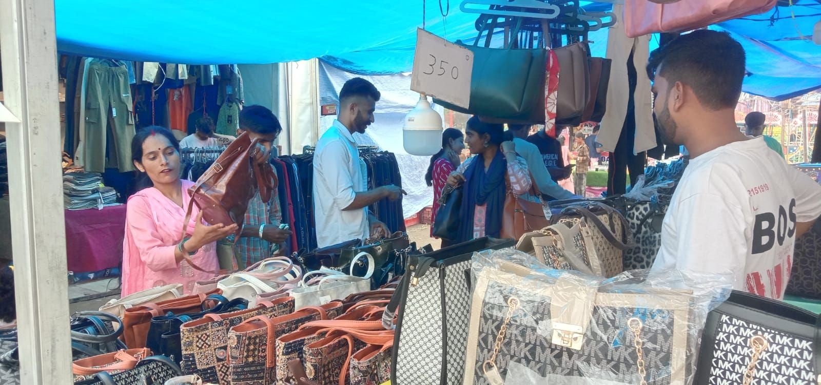 नाहन के चौगान मैदान मैदान में मेले से खरीदारी करते लोग। संवाद नाहन के चौगान मैदान मैदान में मेले से खरीदारी करते लोग। संवाद