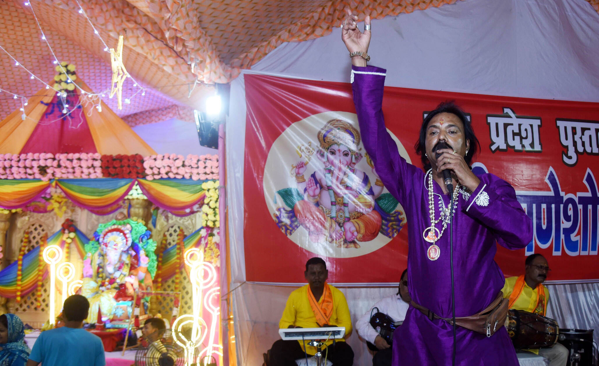 पंडालों में विराजे गणपति