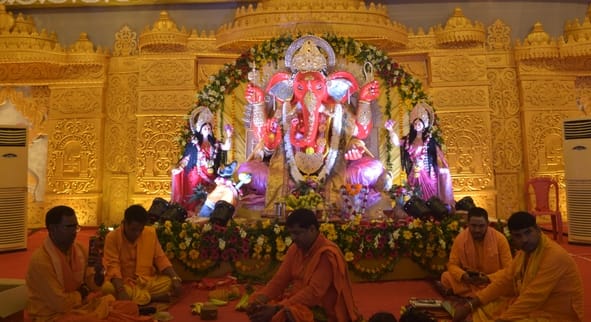 पंडालों में विराजे गणपति