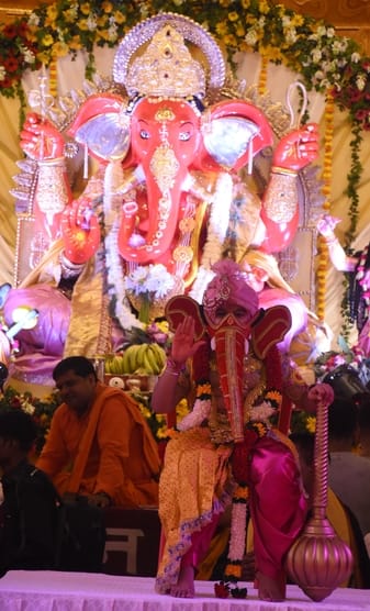 पंडालों में विराजे गणपति