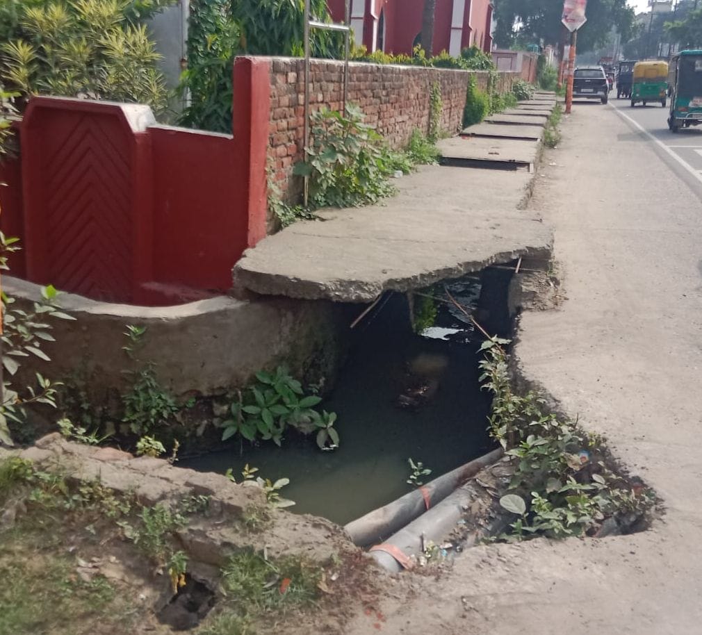 पुलिस लाइन के पास टूटा पड़ा नाला। संवाद पुलिस लाइन के पास टूटा पड़ा नाला। संवाद