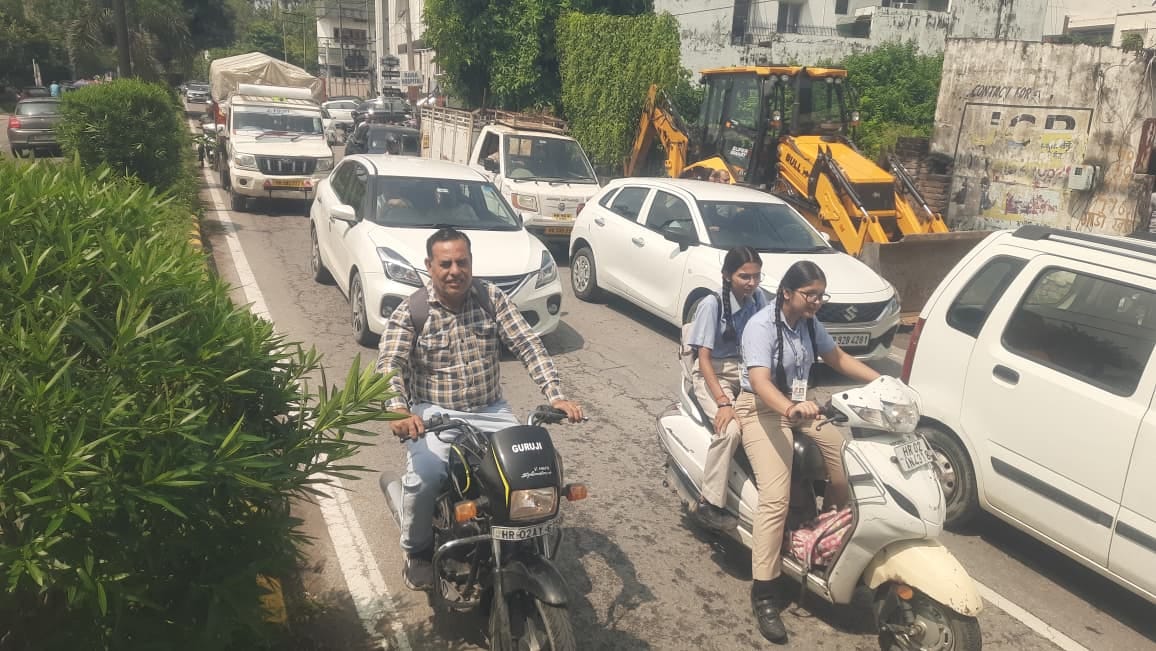 पुराने सहारनपुर रोड पर गिरा पेड़ व बिजली का खंभा। संवाद पुराने सहारनपुर रोड पर गिरा पेड़ व बिजली का खंभा। संवाद