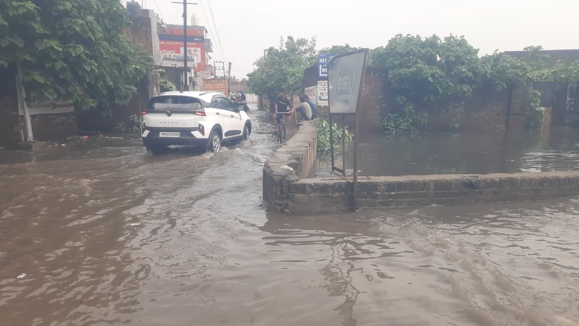 पुराने सहारनपुर रोड पर गिरा पेड़ व बिजली का खंभा। संवाद पुराने सहारनपुर रोड पर गिरा पेड़ व बिजली का खंभा। संवाद