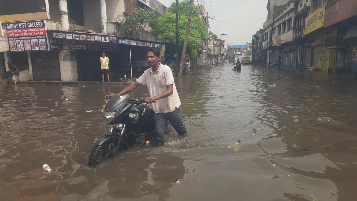 पुराने सहारनपुर रोड पर गिरा पेड़ व बिजली का खंभा। संवाद पुराने सहारनपुर रोड पर गिरा पेड़ व बिजली का खंभा। संवाद