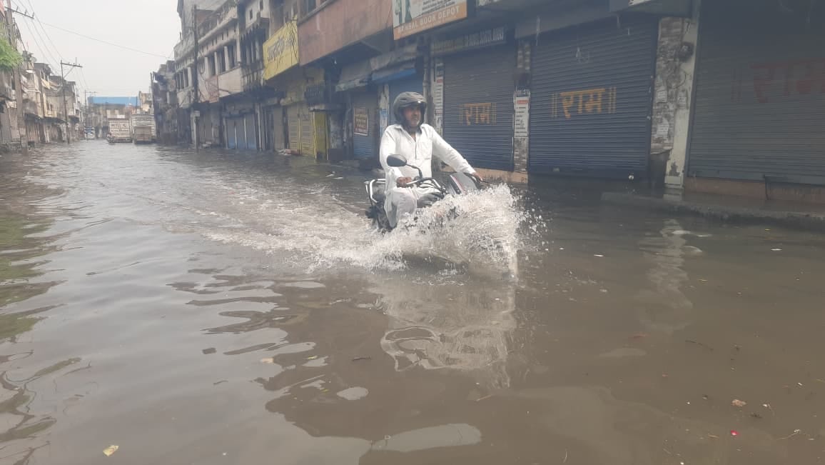 पुराने सहारनपुर रोड पर गिरा पेड़ व बिजली का खंभा। संवाद पुराने सहारनपुर रोड पर गिरा पेड़ व बिजली का खंभा। संवाद