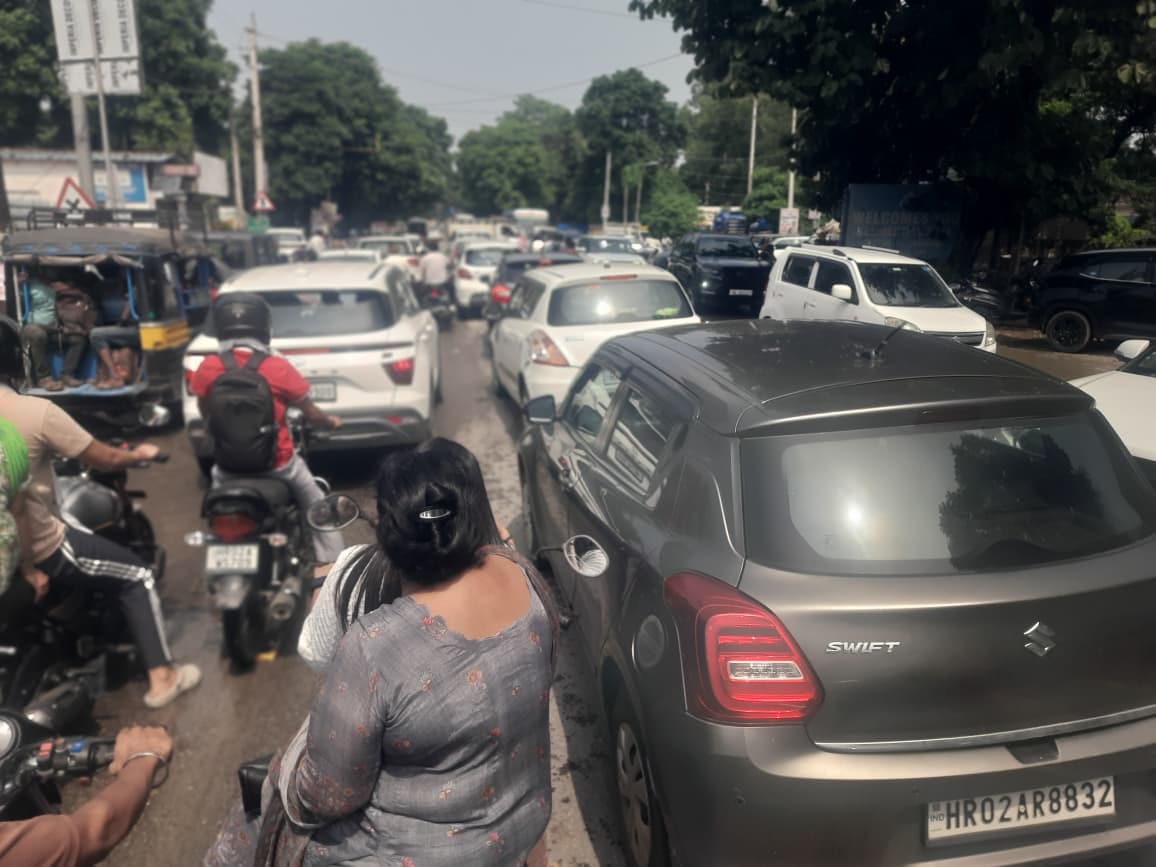 पुराने सहारनपुर रोड पर गिरा पेड़ व बिजली का खंभा। संवाद पुराने सहारनपुर रोड पर गिरा पेड़ व बिजली का खंभा। संवाद
