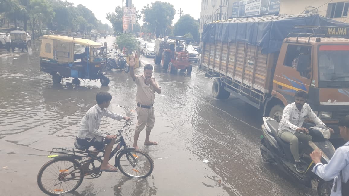 पुराने सहारनपुर रोड पर गिरा पेड़ व बिजली का खंभा। संवाद पुराने सहारनपुर रोड पर गिरा पेड़ व बिजली का खंभा। संवाद