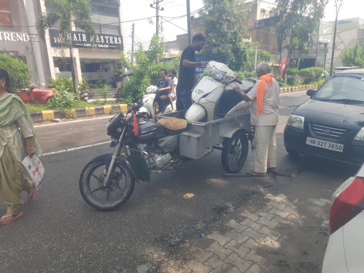 पुराने सहारनपुर रोड पर गिरा पेड़ व बिजली का खंभा। संवाद पुराने सहारनपुर रोड पर गिरा पेड़ व बिजली का खंभा। संवाद