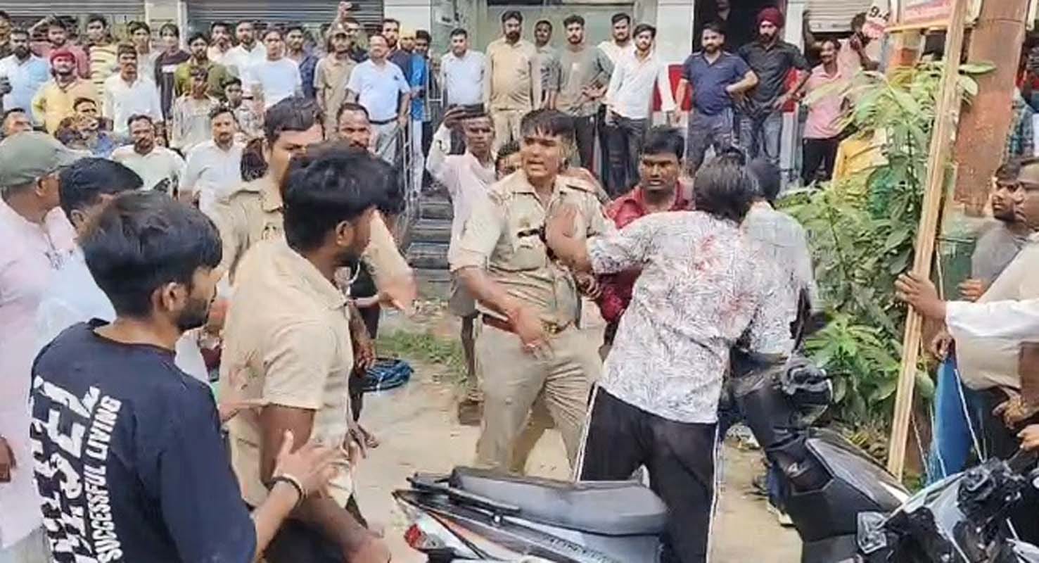 पुवायां में एसडीएफसी बैंक के बाहर होती मारपीट। संवाद पुवायां में एसडीएफसी बैंक के बाहर होती मारपीट। संवाद
