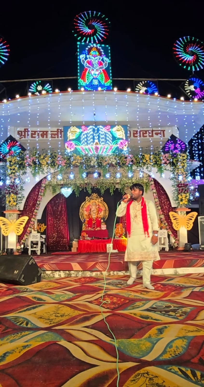 रामलीला मैदान में गणेश चतुर्थी महोत्सव में गणपति बप्पा को भोग लगाते श्रद्धालु स्रोत संवाद रामलीला मैदान में गणेश चतुर्थी महोत्सव में गणपति बप्पा को भोग लगाते श्रद्धालु स्रोत संवाद