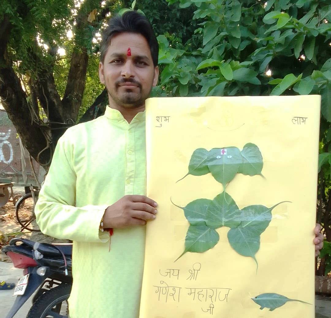 रामलीला मैदान में गणेश चतुर्थी महोत्सव में गणपति बप्पा को भोग लगाते श्रद्धालु स्रोत संवाद रामलीला मैदान में गणेश चतुर्थी महोत्सव में गणपति बप्पा को भोग लगाते श्रद्धालु स्रोत संवाद