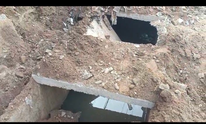 संजय चौक के नजदीक टूटकर नाले में गिरा स्लैब। संवाद संजय चौक के नजदीक टूटकर नाले में गिरा स्लैब। संवाद