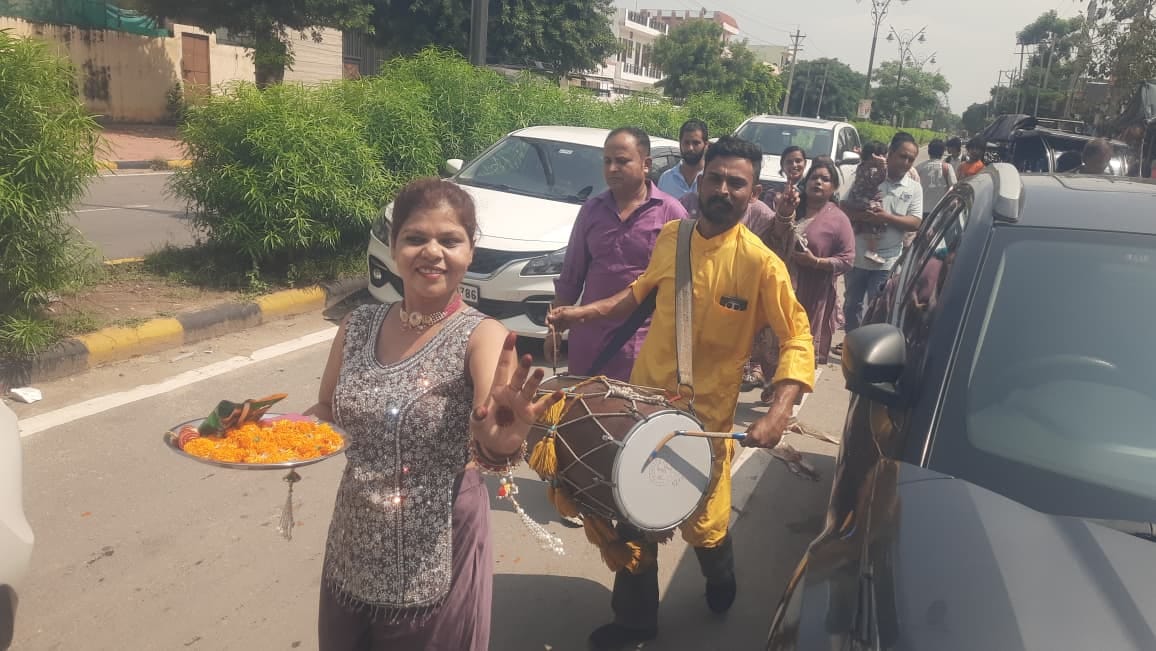 सेक्टर-17 में शनि मंदिर के पास से मूर्तियां पसंद करते लोग। संवाद सेक्टर-17 में शनि मंदिर के पास से मूर्तियां पसंद करते लोग। संवाद