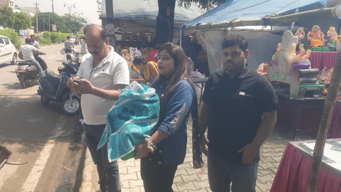 सेक्टर-17 में शनि मंदिर के पास से मूर्तियां पसंद करते लोग। संवाद सेक्टर-17 में शनि मंदिर के पास से मूर्तियां पसंद करते लोग। संवाद