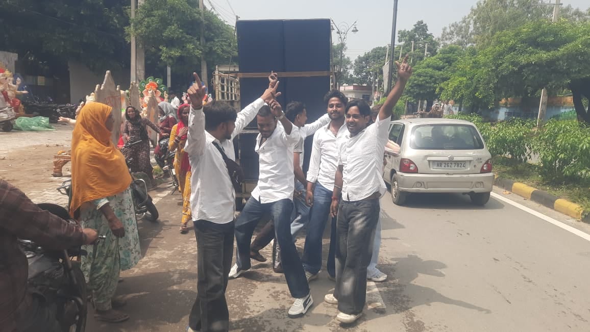 सेक्टर-17 में शनि मंदिर के पास से मूर्तियां पसंद करते लोग। संवाद सेक्टर-17 में शनि मंदिर के पास से मूर्तियां पसंद करते लोग। संवाद