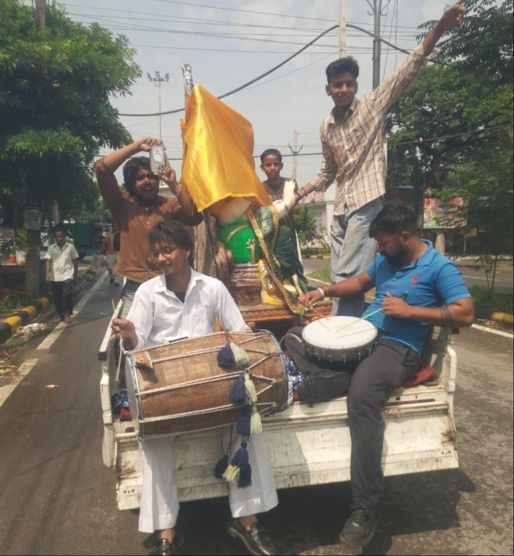 सेक्टर-17 में शनि मंदिर के पास से मूर्तियां पसंद करते लोग। संवाद सेक्टर-17 में शनि मंदिर के पास से मूर्तियां पसंद करते लोग। संवाद