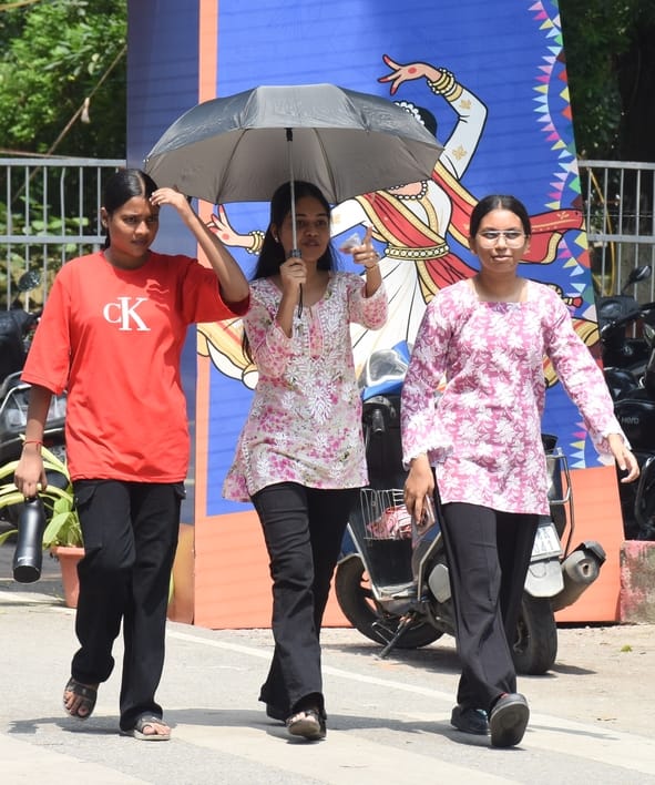 सोमवार को तेज धूप से परेशान दिखे लोग