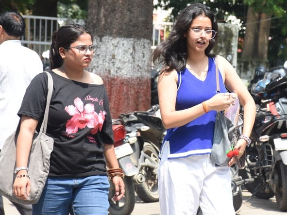 सोमवार को तेज धूप से परेशान दिखे लोग