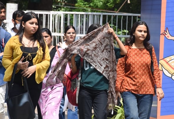 सोमवार को तेज धूप से परेशान दिखे लोग