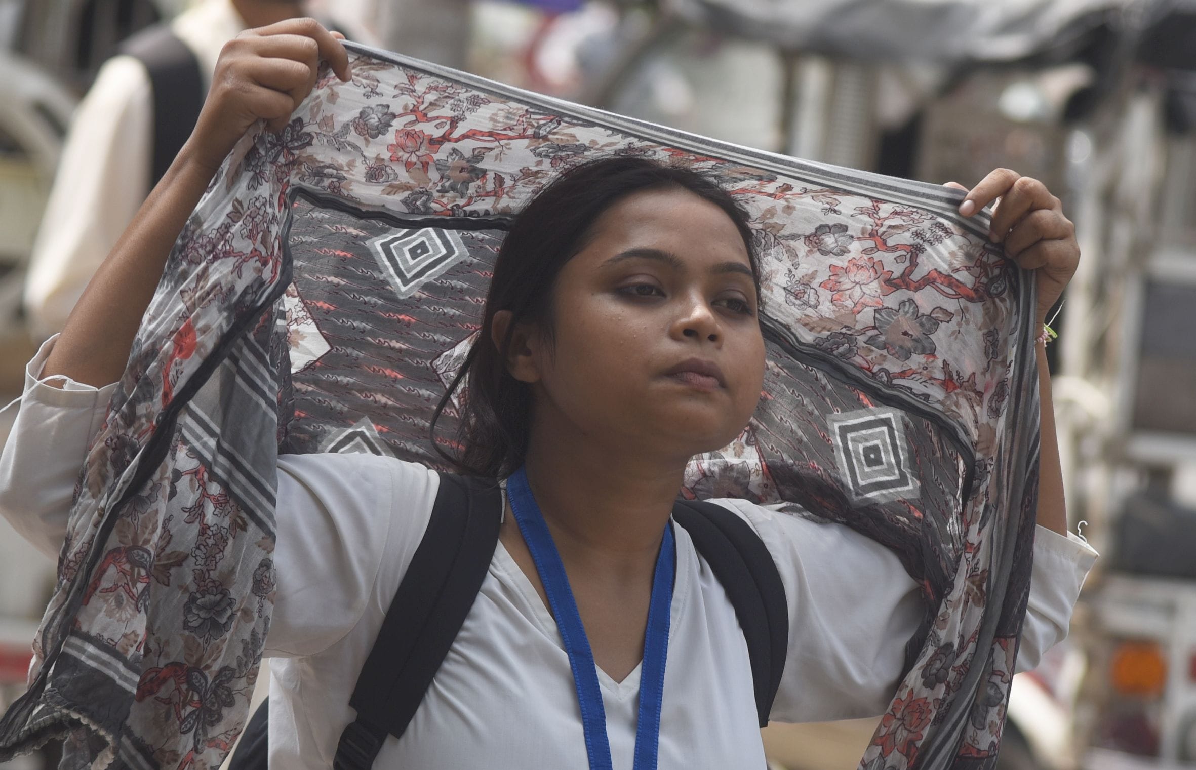 सोमवार को तेज धूप से परेशान दिखे लोग