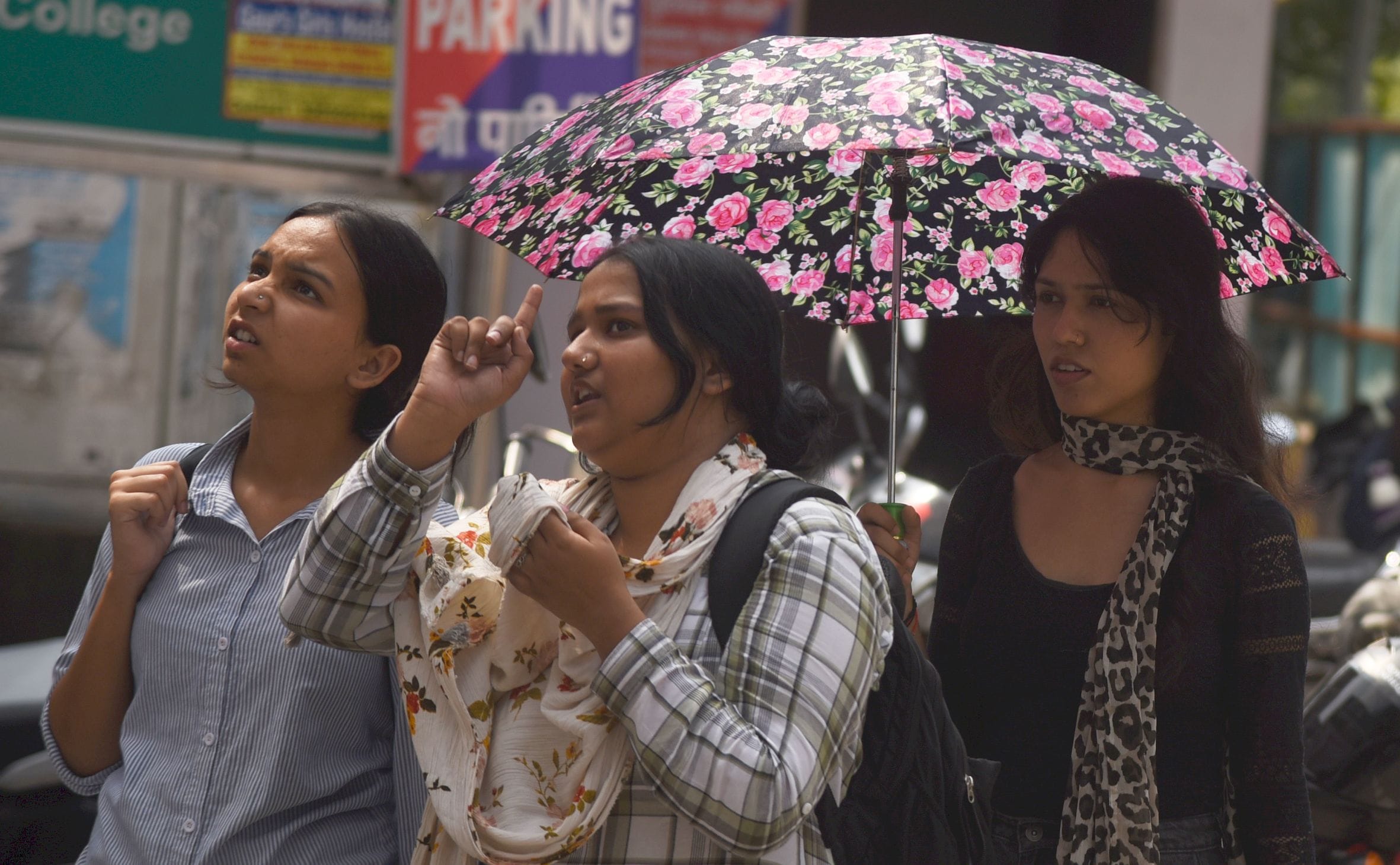 सोमवार को तेज धूप से परेशान दिखे लोग