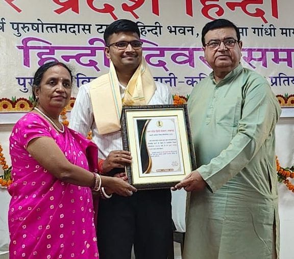 स्वामी शुकदेवानंद विश्वविद्यालय में गोष्ठी में बोलते अतिथि। स्रोत: विवि