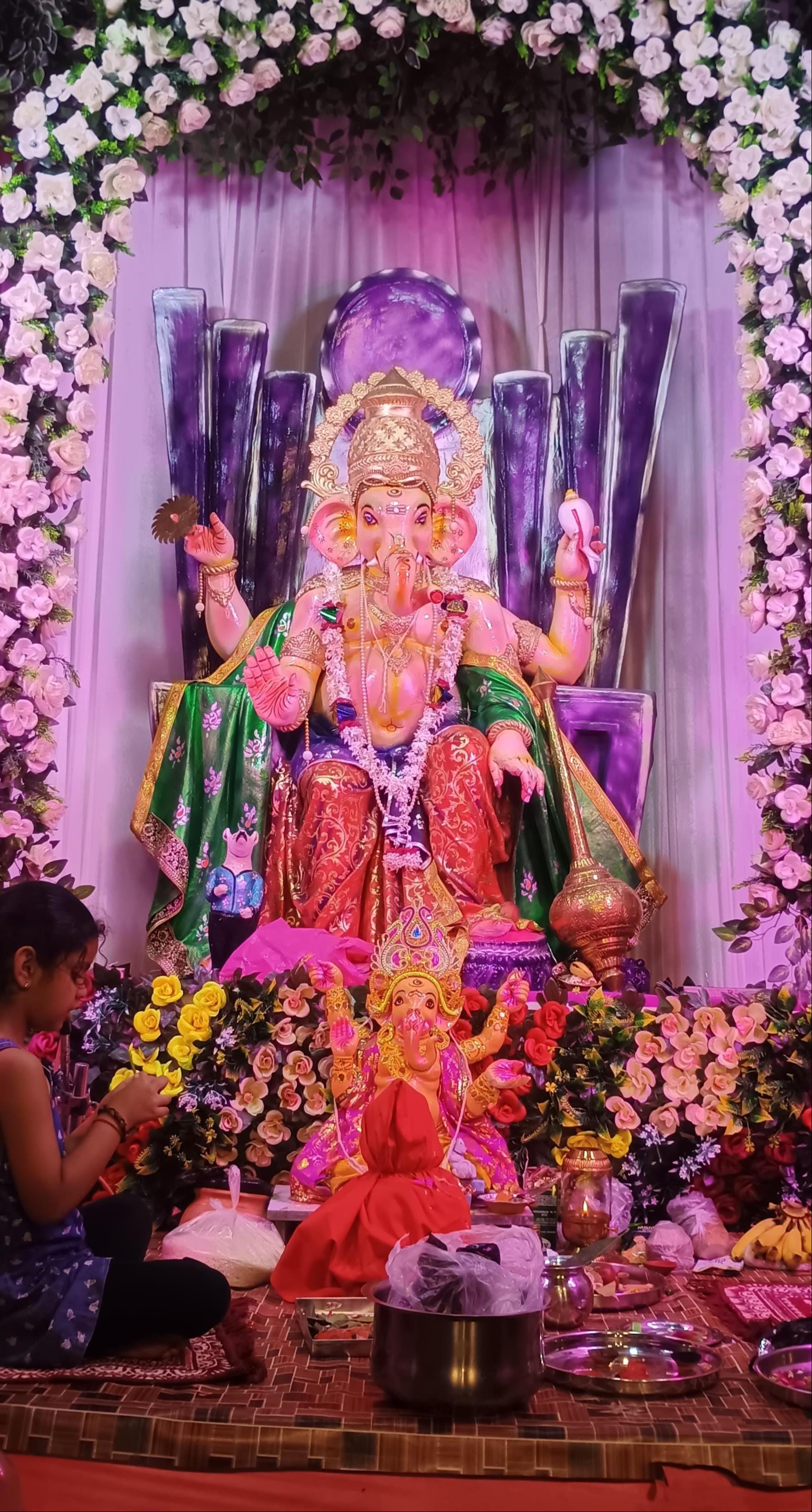 शहर के मिश्रबाजार में गणेश आरती करती महिला श्रद्धालु। संवाद शहर के मिश्रबाजार में गणेश आरती करती महिला श्रद्धालु। संवाद