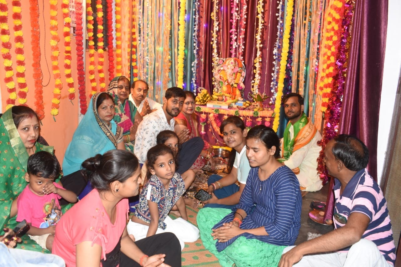 तिकुनिया कस्बे में गाजे बाजे के साथ निकाली गई भगवान गणेश की शोभायात्रा। संवाद तिकुनिया कस्बे में गाजे बाजे के साथ निकाली गई भगवान गणेश की शोभायात्रा। संवाद