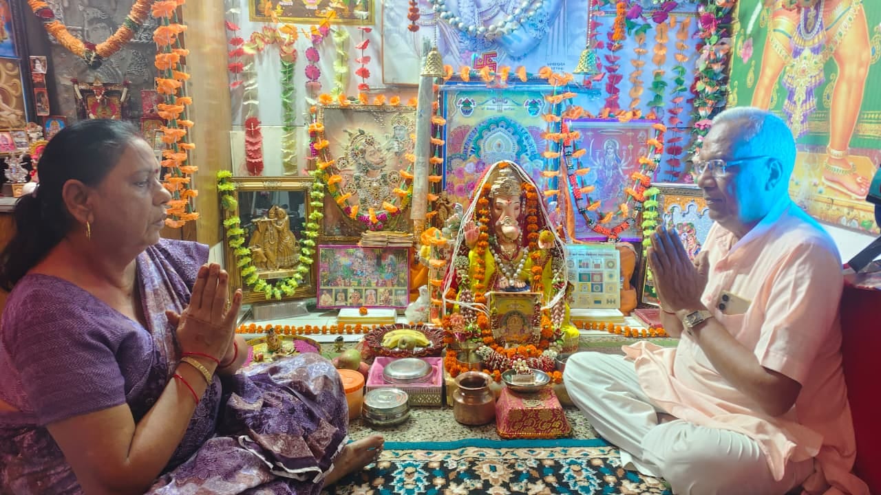तिकुनिया कस्बे में गाजे बाजे के साथ निकाली गई भगवान गणेश की शोभायात्रा। संवाद तिकुनिया कस्बे में गाजे बाजे के साथ निकाली गई भगवान गणेश की शोभायात्रा। संवाद