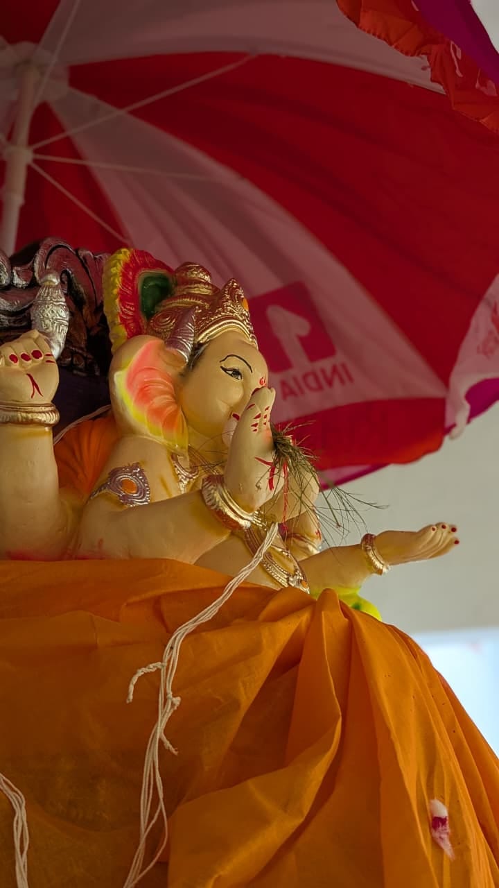 तिकुनिया कस्बे में गाजे बाजे के साथ निकाली गई भगवान गणेश की शोभायात्रा। संवाद तिकुनिया कस्बे में गाजे बाजे के साथ निकाली गई भगवान गणेश की शोभायात्रा। संवाद