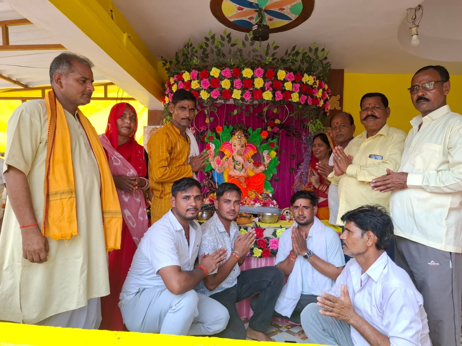 तिकुनिया कस्बे में गाजे बाजे के साथ निकाली गई भगवान गणेश की शोभायात्रा। संवाद तिकुनिया कस्बे में गाजे बाजे के साथ निकाली गई भगवान गणेश की शोभायात्रा। संवाद