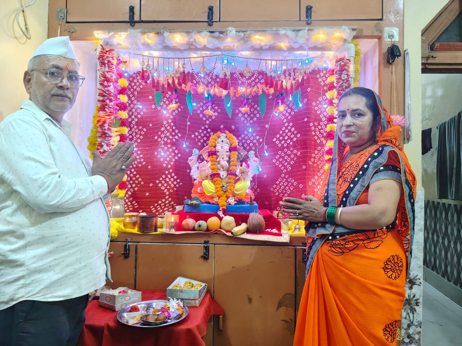 तिकुनिया कस्बे में गाजे बाजे के साथ निकाली गई भगवान गणेश की शोभायात्रा। संवाद तिकुनिया कस्बे में गाजे बाजे के साथ निकाली गई भगवान गणेश की शोभायात्रा। संवाद
