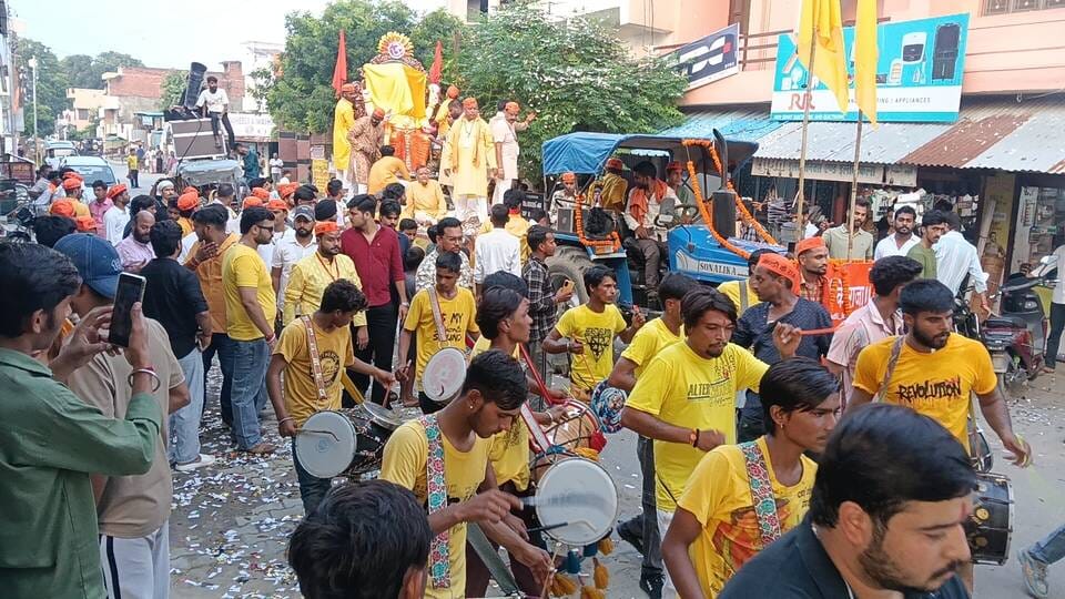 तिकुनिया कस्बे में गाजे बाजे के साथ निकाली गई भगवान गणेश की शोभायात्रा। संवाद तिकुनिया कस्बे में गाजे बाजे के साथ निकाली गई भगवान गणेश की शोभायात्रा। संवाद