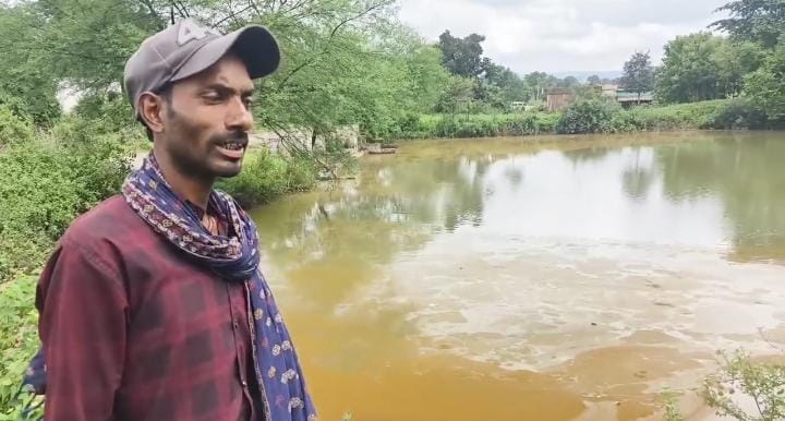 तालाब का पानी 12 महीने लाल गांव में मचा हड़कप तालाब का पानी 12 महीने लाल गांव में मचा हड़कप