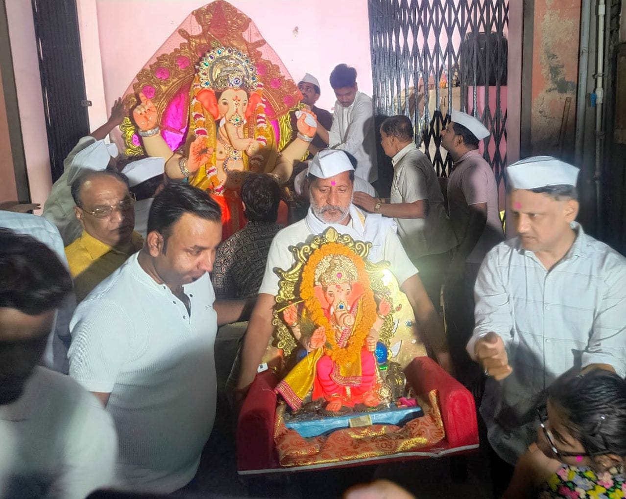 तिलहर में गणेश जी की मूर्ति की शोभायात्रा निकालते श्रद्धालु। संवाद