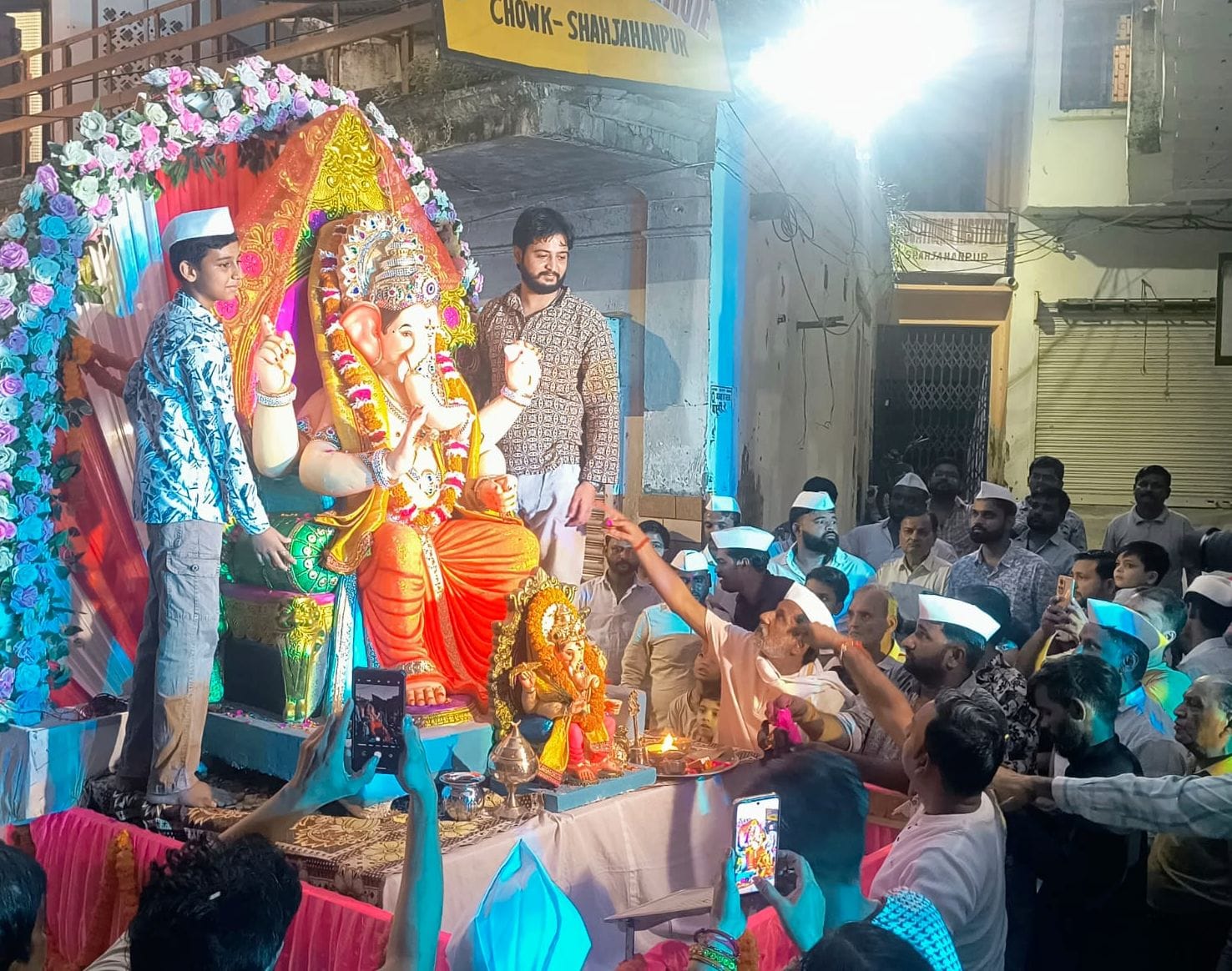 तिलहर में गणेश जी की मूर्ति की शोभायात्रा निकालते श्रद्धालु। संवाद