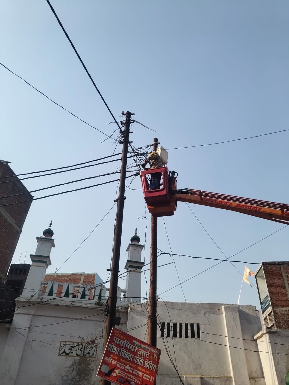 आलापुर क्षेत्र में लगातार हो रही रात्रिकालीन बिजली कटौती को लेकर बुधवार को एसडीएम धर्मेंद्र सिं
