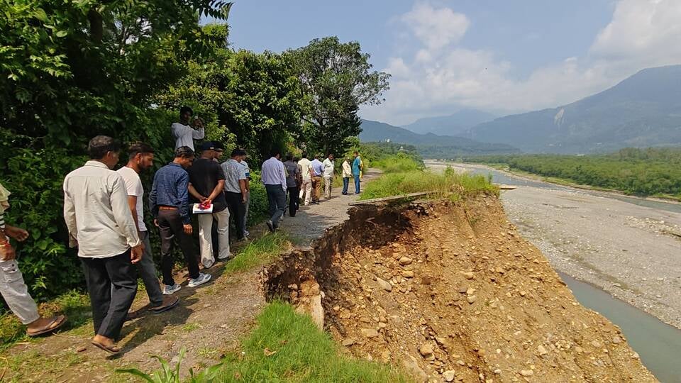 बांगरण-शमशेरगढ़ सड़क की सुरक्षा दीवार को लेकर निरीक्षण करती टीम। संवाद